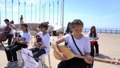 Depremzede öğrenciler arkadaşlarıyla 23 Nisan için söyledi: Bir Başkadır Benim Memleketim