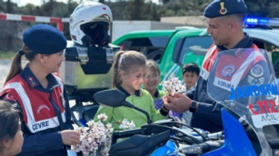 Kilis jandarması depremzede çocukların yüzlerini güldürdü