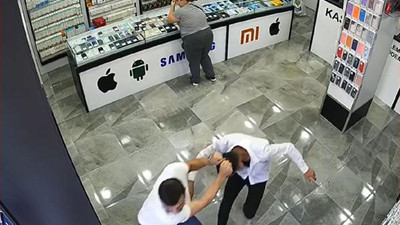 Cep telefonu hırsızı fena yakalandı: İş yeri sahibi önce dövdü, sonra dışarı attı