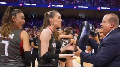 Büyük saygısızlık! Maç bitti, şampiyonluk kupası 1 dakika sonra verildi: Sporcular da şaşırdı...