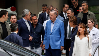 Fenerbahçe Başkanı Ali Koç'un Cumhurbaşkanı Erdoğan'ın yanındaki hareketleri tartışmalara neden oldu