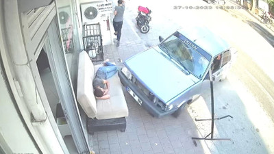 Kanepede uyuyan adamı neredeyse otomobil eziyordu! Korkunç kaza kameralara böyle yansıdı