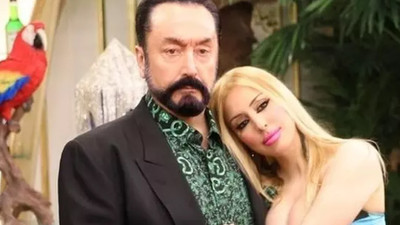 Adnan Oktar'la poz veren Ahu Tuğba'dan bomba itiraf! "Başörtünü tak yan odaya geç"