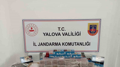 Jandarmanın gözünden kaçmadı: Elbise tezgahında kaçak sigara satan şüpheli yakalandı