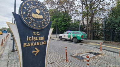 İçişleri Bakanlığı yakınlarındaki bir şüpheli polislerin üzerine koştu: Yaralı olarak yakalandı