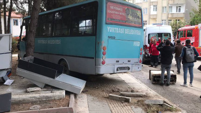Elazığ'da öğrenci servisi parka daldı: 1'i ağır 27 yaralı