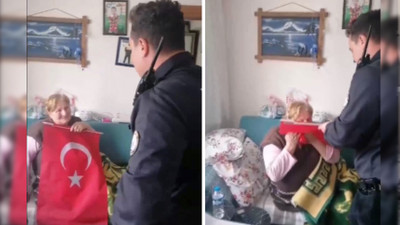 112 Acil'den bayrak isteyen yaşlı kadına polisten sürpriz