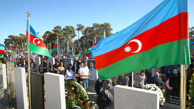 Azerbaycan halkı şehitlerini unutmadı