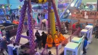 AVM'de ölümden döndüler! Oyuncak devrildi, çocuklar yaralandı
