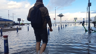 İzmir'de deniz suyu taştı: Sokaklar sular altında kaldı