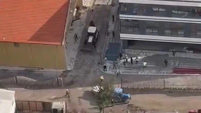Öfkeli kepçe operatörü, işçileri iş makinesiyle kovaladı