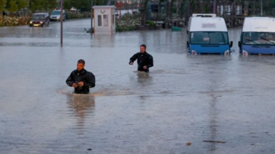 Sel ve fırtına 2 can aldı: 10 yaralı