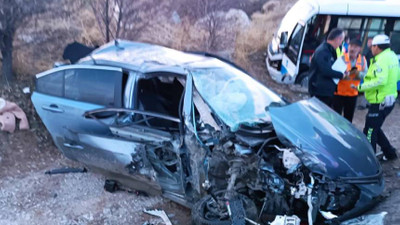 Ankara'da midibüs ile otomobil çarpıştı: 20 yaralı