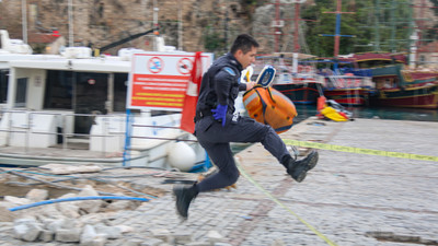 Hareketsiz şekilde deniz üzerinde duran kişi kurtarıldı!