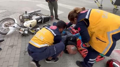 Otomobilin çarptığı motosiklet sürücüsü ölümden döndü