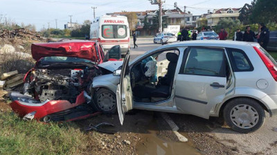 Balıkesir'de iki otomobil çarpıştı: 8 yaralı
