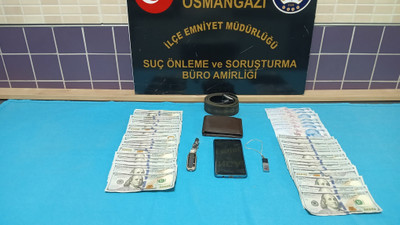 Ev sahibinin ellerini ve ayaklarını bağlayarak 20 bin doları çaldılar
