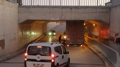 Çorum'da kamyon köprünün altında sıkıştı; lastikleri indirilerek çıkarıldı