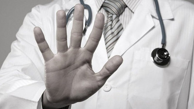 Hasta ve yakınları doktora saldırdı, yumrukların hedefi olan doktorda kırıklar oluştu