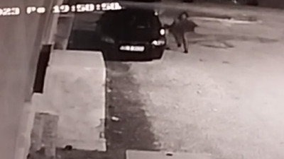 Köpeklerin saldırdığı genç kız dehşetten son anda kurtuldu