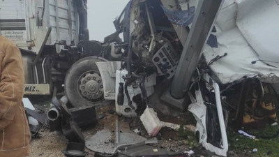 İzmir'de korkunç kaza! Tır ve tren kafa kafaya çapıştı