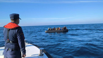 İzmir açıklarında 53 düzensiz göçmen yakalandı