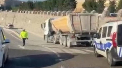 Sıvı betonu dökerek ilerleyen kamyon trafikten men edildi