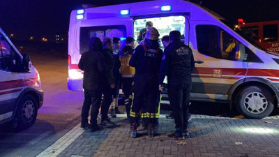 Otomobil ile çarpışan ticari araç devrildi: 7 yaralı