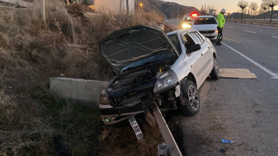 Sivas'ta bariyerlere çarpan otomobildeki 4 kişi yaralandı