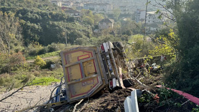Kocaeli'de yokuştan inerken mıcır yüklü tır devrildi: Sürücü hayatını kaybetti