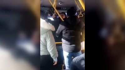 Kocası ve sevgilisini minibüste yakaladı, 4 çocuğum var dedi saçına yapıştı