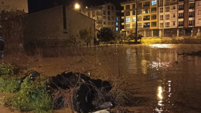 Lapseki'de sağanak nedeniyle mahalleleri su bastı