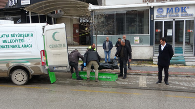 Yaşlı adam merdiven boşluğunda donarak hayatını kaybetti