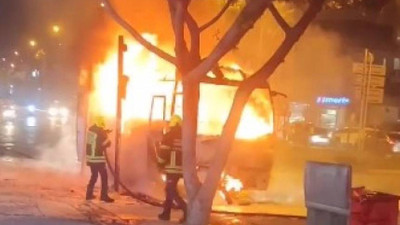 Mersin'de servis otobüsü alev alev yandı