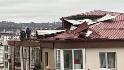 Rize'de fırtına! Çatılar uçtu, arabalarda hasar oluştu