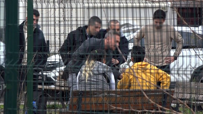 Parktakilere dehşeti yaşattı: Kız arkadaşını silahla rehin aldı