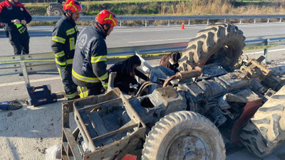Denizli'de trafktör devrildi; sürücü hayatını kaybetti