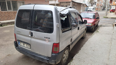 Yaşlı adam dengesini kaybetti, 5'inci kattan aracın üstüne düştü