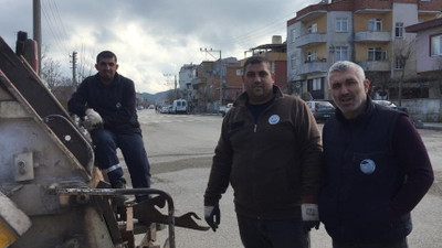 Çöpe atılan 5 köpek yavrusu temizlik işçileri tarafından kurtarıldı