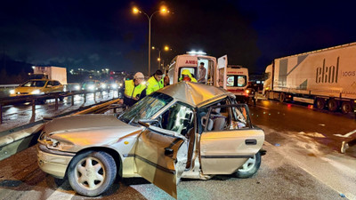 Anadolu Otoyolu Kocaeli kesiminde tır ile otomobilin çarpıştığı kazada 2 kişi ağır yaralandı