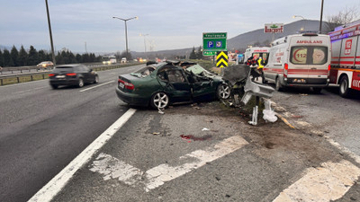 Anadolu Otoyolu'nda bariyerlere çarpan otomobildeki 8 kişi yaralandı