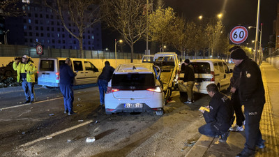 Diyarbakır'da kamyonet ile otomobilin çarpıştığı kazada 3 kişi yaralandı