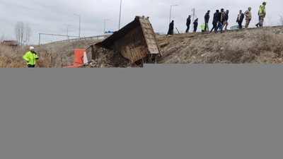 Erzincan'da freni arızalanan hafriyat yüklü kamyonun sürücüsü yaralandı