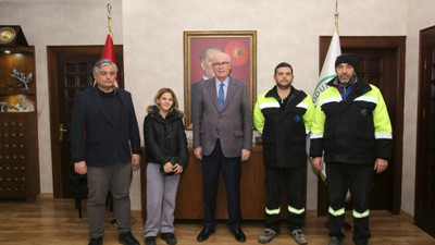 Eskişehir'de belediye çalışanı içinde para bulunan çantayı sahibine teslim etti