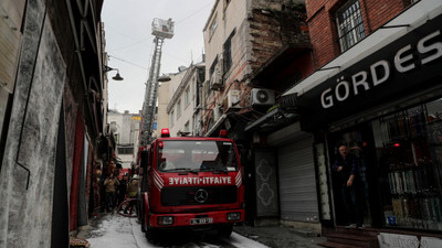 Fatih'te bir handa ayakkabı deposunda çıkan yangın söndürüldü