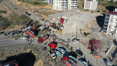 GÜNCELLEME - Kahramanmaraş'ta ağır hasarlı bina yıkım sırasında iş makinesinin üzerine çöktü