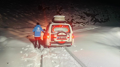 Hakkari'de yolu kardan kapanan köydeki hasta kadının yardımına ekipler yetişti