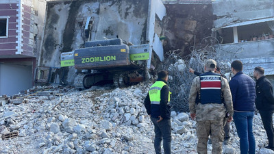 Hatay'da ağır hasarlı bina yıkım sırasında iş makinesinin üzerine çöktü