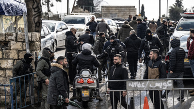 İsrail güçleri Aksa'ya girmesine izin vermediği engelli Filistinliyi kaldırımda namaz kılarken gözaltına aldı