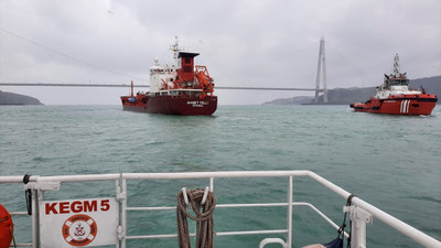 İstanbul'da Ahırkapı'ya demirleyen kargo gemisi konteyner gemisine çarptı